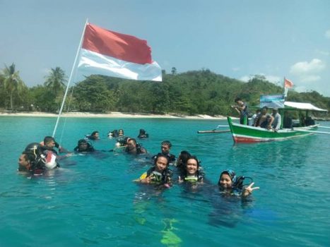 Meriahkan HUT ke-77 RI, Pencinta Selam akan Kibarkan Bendera Merah Putih di Dasar Laut Leluk Lampung