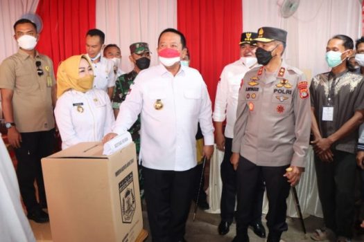 Gubernur Arinal Junaidi Tinjau Pilkakam dengan E-Voting di Kabupaten Lampung Tengah
