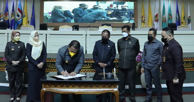 Gubernur dan Ketua DPRD Lampung Tanda Tangani Raperda Pertanggungjawaban Pelaksanaan APBD 2021