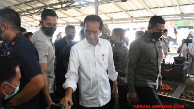 Presiden Jokowi Bagikan Sembako dan Uang di Pasar Pasir Gintung Bandarlampung