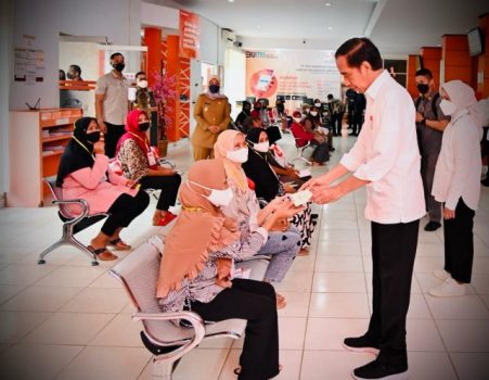 Presiden Pantau Langsung Pembagian BLT BBM di Bandarlampung