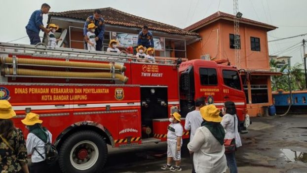 Anak-anak TK TMI Bandarlampung Sambangi Dinas Pemadam Kebakaran