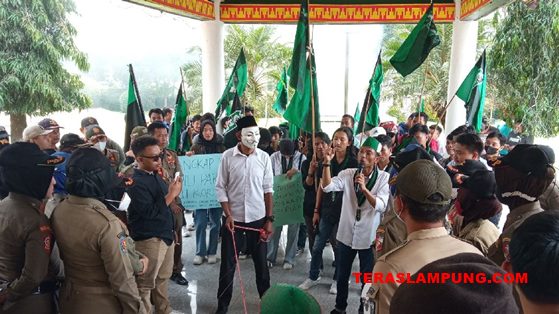 Tolak Kenaikan BBM, HMI Lampung Utara Unjuk Rasa di Gedung DPRD