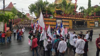 Protes Kenaikan Harga BBM, Puluhan Mahasiswa Geruduk Kantor DPRD Bandarlampung