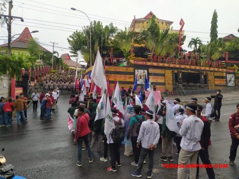 Protes Kenaikan Harga BBM, Puluhan Mahasiswa Geruduk Kantor DPRD Bandarlampung