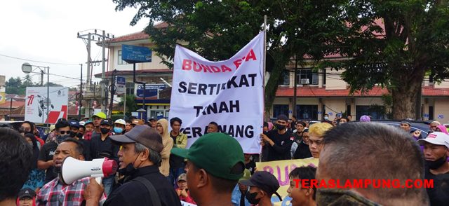 Ratusan warga Kampung Kerawang menggeruduk Pemkot Bandarlampung, Minta Tanahnya Dapat Disertifikatkan