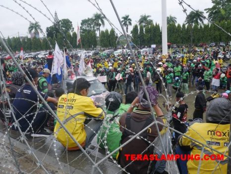 Protes Kenaikan Harga BBM, Ratusan Pengemudi Ojol Demo di Kantor DPRD Lampung