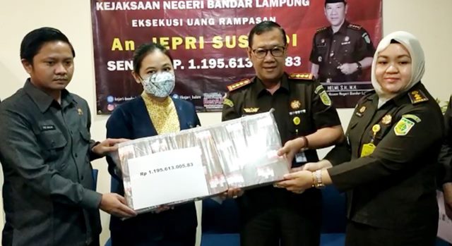 Kejari Bandarlampung Setorkan Hasil Cuci Uang Bisnis Narkoba Rp 1,195 Miliar ke Kas Negara