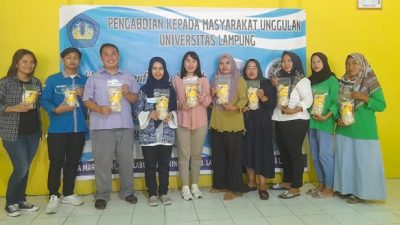Tim Dosen PIK Unila Bantu Warga Desa Margasari Lamtim Manfaatkan Tulang Ikan Jadi Kerupuk