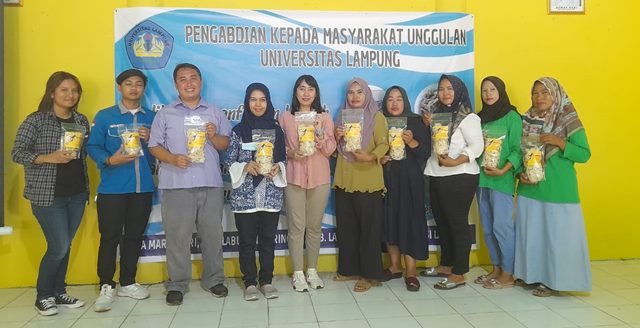 Tim Dosen PIK Unila Bantu Warga Desa Margasari Lamtim Manfaatkan Tulang Ikan Jadi Kerupuk