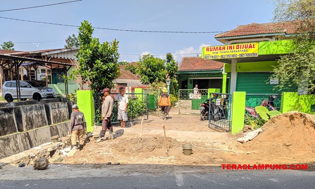 Gundukan Tanah di Depan Rumah Warga Jl. Gajahmada Bandarlampung Sudah Dibersihkan