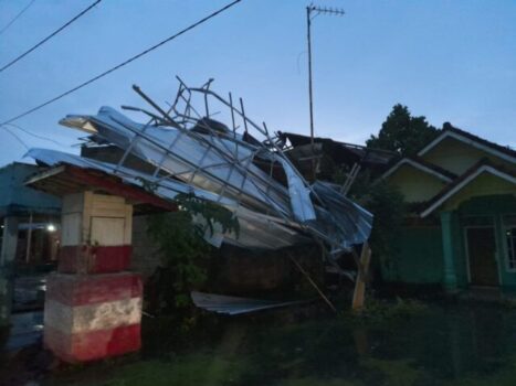 Angin Puting Beliung Sapu Belasan Rumah di Abung Barat Lampung Utara