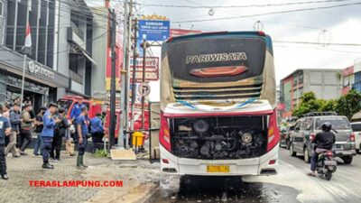 Mesin Bus Pariwisata Asal Palembang Terbakar di Bandarlampung