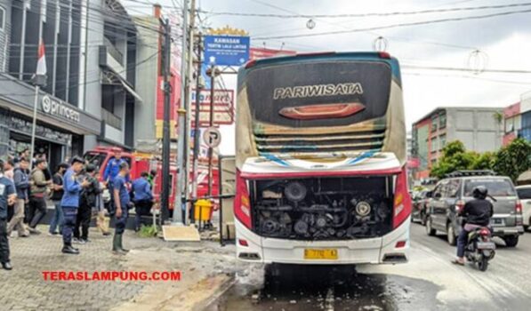 Mesin Bus Pariwisata Asal Palembang Terbakar di Bandarlampung