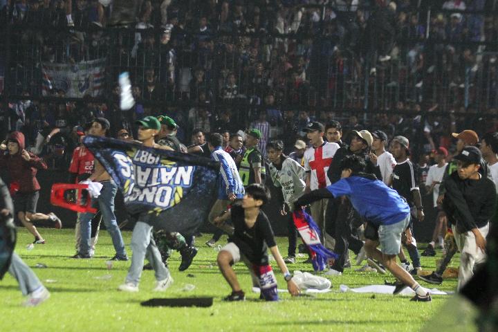 Usai Arema Kalah 2-3 dari Persebaya: Penonton Ngamuk, 127 Orang Meninggal