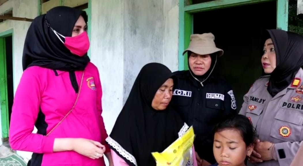 Bhayangkari Lampung Selatan Serahkan Bantuan untuk Korban Banjir di Dua Kecamatan