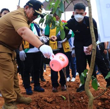 Hari Bakti PUPR ke-77, Gubernur Arinal Djunaidi Tanam Pohon Bendungan Marga Tiga