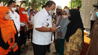 Gubernur Arinal Serahkan BLT BBM dan Sembako di Kabupaten Pringsewu