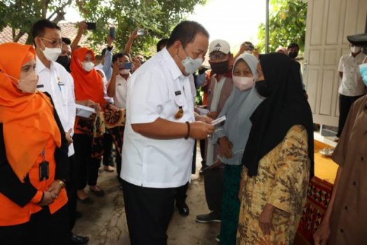 Gubernur Arinal Serahkan BLT BBM dan Sembako di Kabupaten Pringsewu