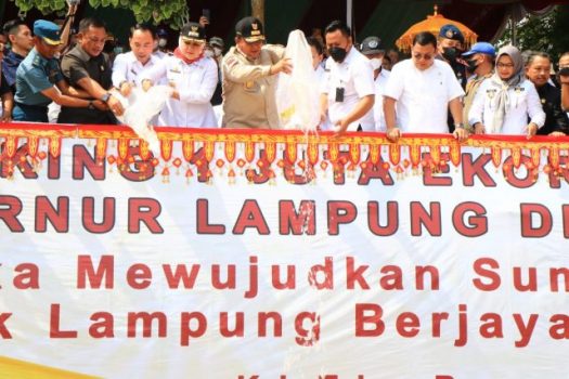 Gubernur Lampung Tebar Satu Juta Benih Ikan di Sungai Tulangbawang