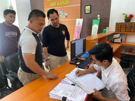 Berkas Perkara Tersangka Pembunuhan Satu Keluarga di Way Kanan Dilimpahkan ke Kejari