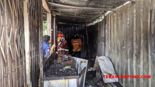 Gerai Ayam Geprek Pedia di Jl. Pramuka Bandarlampung Ludes Terbakar