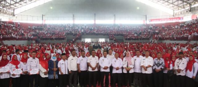 Bupati Lampung Selatan Serahkan Penyaluran Insentif Guru Honor Tahap II Kepada 4.855 Guru