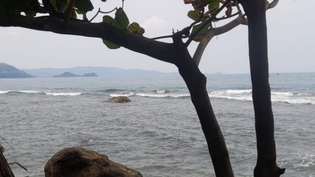 Di Pantai Kunjir, Pengunjung Bisa Menikmati Keindahan Pantai Sambil Internetan Grati