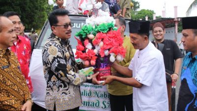 Peringati HSN 2022, Para Santri Lakukan Pawai dan Bagikan Kembang Telur di Pusat Kota Kalianda