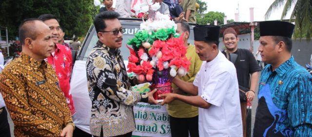 Peringati HSN 2022, Para Santri Lakukan Pawai dan Bagikan Kembang Telur di Pusat Kota Kalianda