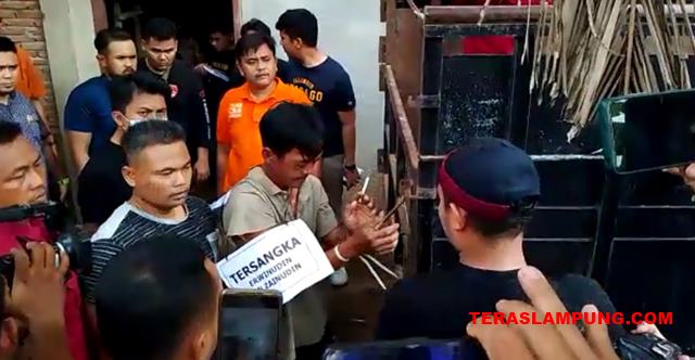 Rekonstruksi Pembunuhan Satu Keluarga di Way Kanan, Tersangka Peragakan 81 Adegan