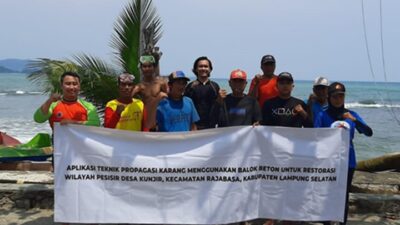 Tim Dosen PIK Unila Bantu Warga Desa Kunjir Pulihkan Terumbu Karang yang Rusak Akibat Tsunami