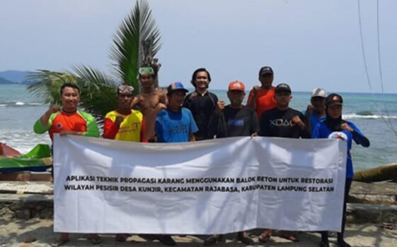 Tim Dosen PIK Unila Bantu Warga Desa Kunjir Pulihkan Terumbu Karang yang Rusak Akibat Tsunami