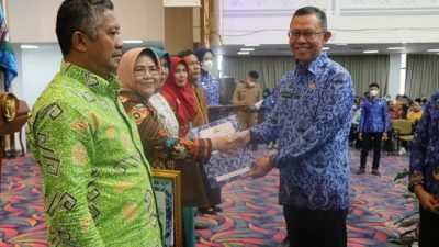 Sekdaprov Lampung Serahkan Piagam dan Tali Asih bagi Anggota Korpri Purna Bakti