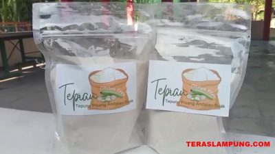 Inovatif! Ibu-ibu Warga Desa Suak Lamsel Olah Pisang Jadi Tepung Bebas Gluten