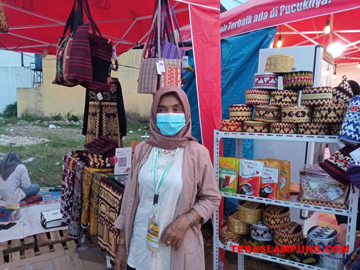 Permintaan Tinggi, Pemilik Kerajinan Tapis Keluhkan Kurangnya Pengrajin