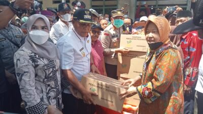 Kunjungi Korban Banjir di Lampung Selatan, Mensos Risma Serahkan Bantuan dan Bantu Pendidikan Anak Korban