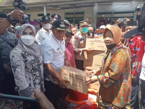 Kunjungi Korban Banjir di Lampung Selatan, Mensos Risma Serahkan Bantuan dan Bantu Pendidikan Anak Korban