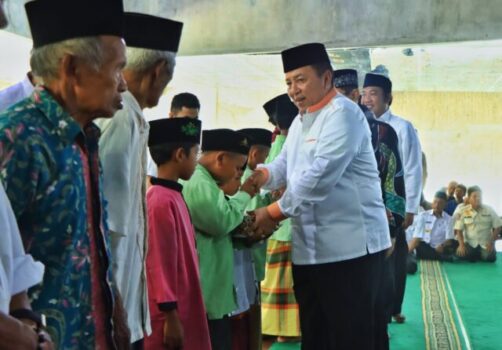 Hadiri Pengajian Akbar di Tulangbawang Barat, Gubernur Arinal Serahkan Sejumlah Bantuan