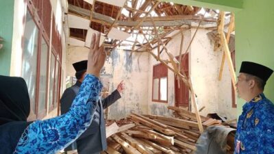Atap Bangunan TK di Desa Cempaka Lampung Utara Ambruk