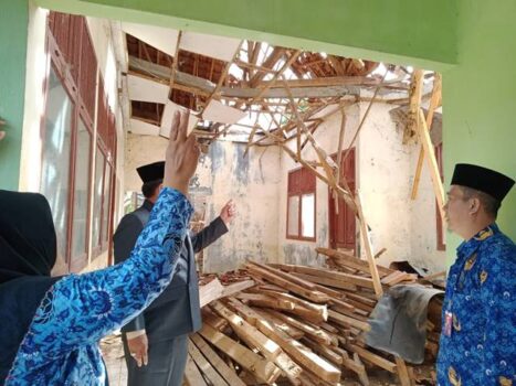 Atap Bangunan TK di Desa Cempaka Lampung Utara Ambruk