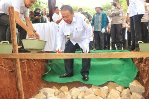 Gubernur Lampung Melakukan Peletakan Batu Pertama Pembangunan Gedung Pusat Kajian Singkong,  Kelapa Sawit, dan Tebu