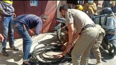 Kabel-Kabel Internet yang Semrawut di Jl. Pangeran Antasari Bandarlampung Ditertibkan