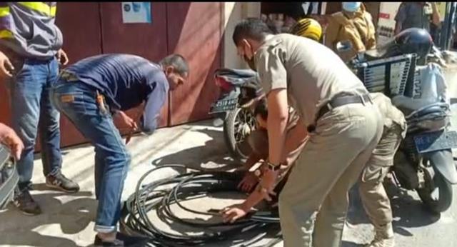 Kabel-Kabel Internet yang Semrawut di Jl. Pangeran Antasari Bandarlampung Ditertibkan