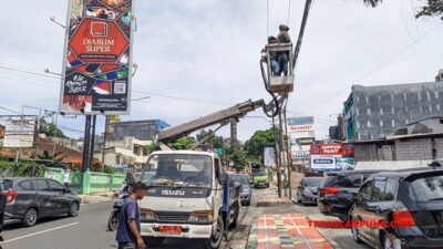 Penertiban Kabel Serat Optik di Bandarlampung tanpa Pandang Bulu, Kabel Mengganggu Langsung Dipotong