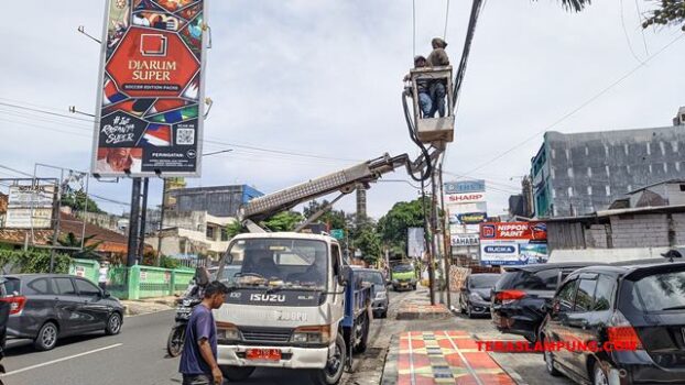 Penertiban Kabel Serat Optik di Bandarlampung tanpa Pandang Bulu, Kabel Mengganggu Langsung Dipotong