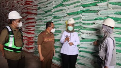 Wagub Chusnunia Melakukan Pengawasan Penyaluran Pupuk di Pelabuhan Peti Kemas Panjang