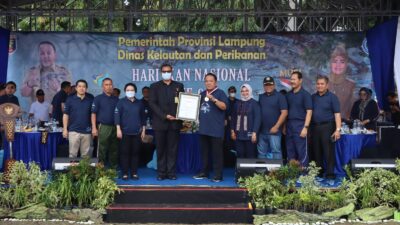 Gubernur Lampung Terima Penghargaan MURI Sebagai Pemrakarsa Sajian Rajungan Terbanyak