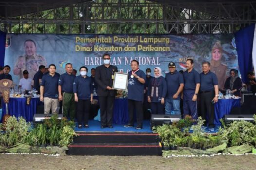 Gubernur Lampung Terima Penghargaan MURI Sebagai Pemrakarsa Sajian Rajungan Terbanyak