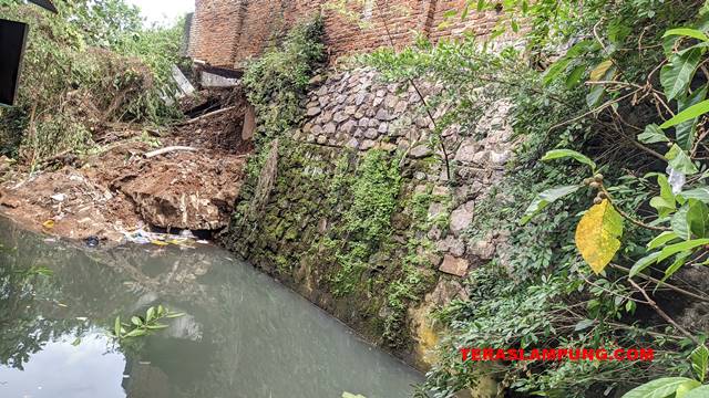Talut Kali Simpur Dua Bandarlampung Longsor, Warga Terancam Kebanjiran